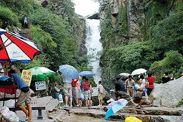 连云港渔湾风景区 飞瀑流泉引客来，自然胜境展新颜